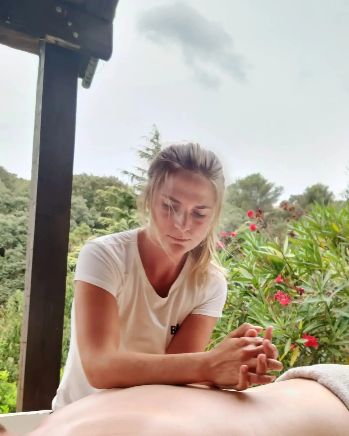 Nathalie réalisant un massage du dos avec les avant-bras